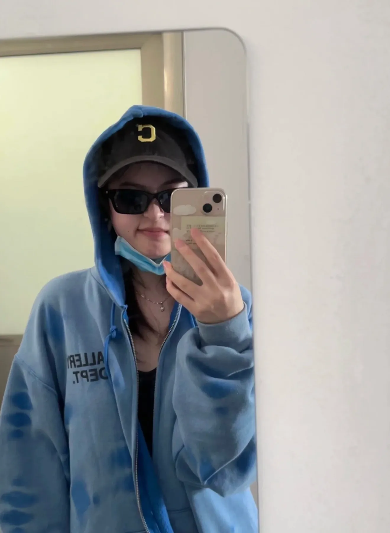 GALLERY DEPT. SUN FADED ENGLISH LOGO ZIP UP/BLUE Sun-washed blue water ripple English zipper hoodie Washed blue S-XL Ready-to-wear dyeing Hand-sewn heavy-weight horsetail fading Super-heavy washing Hand-hanging holes Bones frayed and whitened Mold customization with G LOGO zipper Correct accessories!